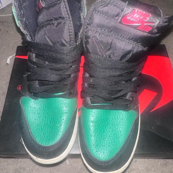 Nike Air Jordan 1 Retro High OG Black Green - Picture 3 of 8